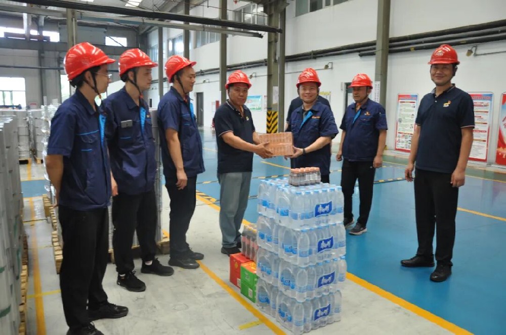 烈日炎炎送清凉 情系一线沁心脾——公司领导高温期间慰问一线职工